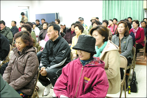 빗방울이 한두방울 떨어지는 날씨에도 불구하고 마을회관 뒷좌석까지 빈틈없이 앉아서 열심히 교육을 받고 있는 낙안이곡배정보화 마을 회원들 